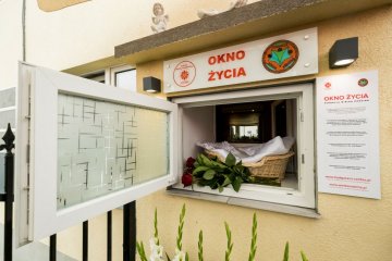 okno życia umożliwia matce oddanie dziecka anonimowo