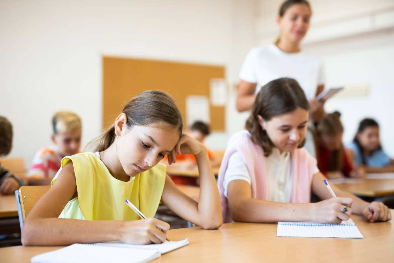 Uczniowie piszą podczas lekcji.