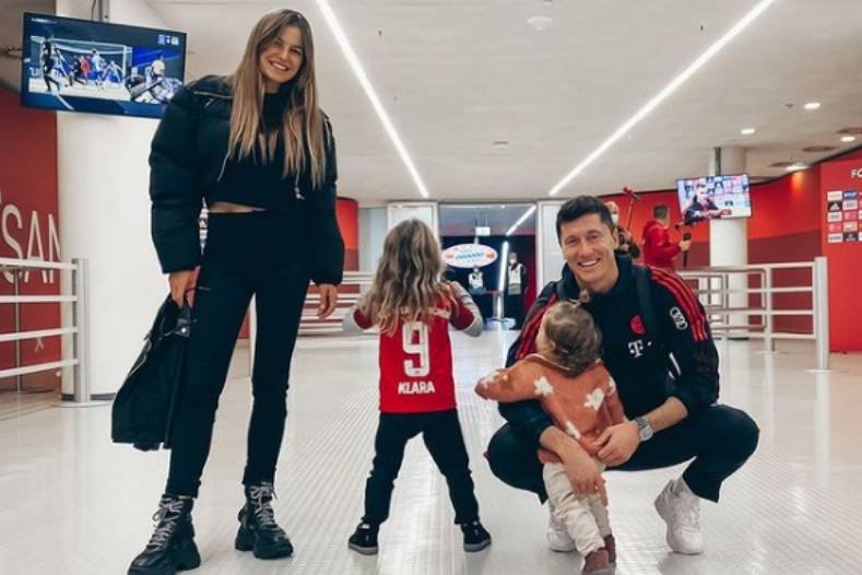Anna Lewandowska z dziećmi i mężem