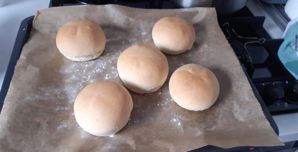 Bułeczki śniadaniowe to szybki sposób, gdy nie kupiliśmy pieczywa na rano.