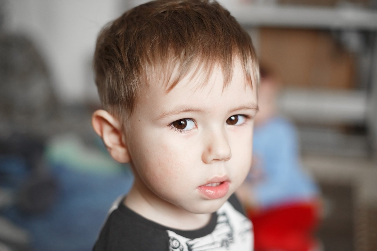 zamyślony chłopiec