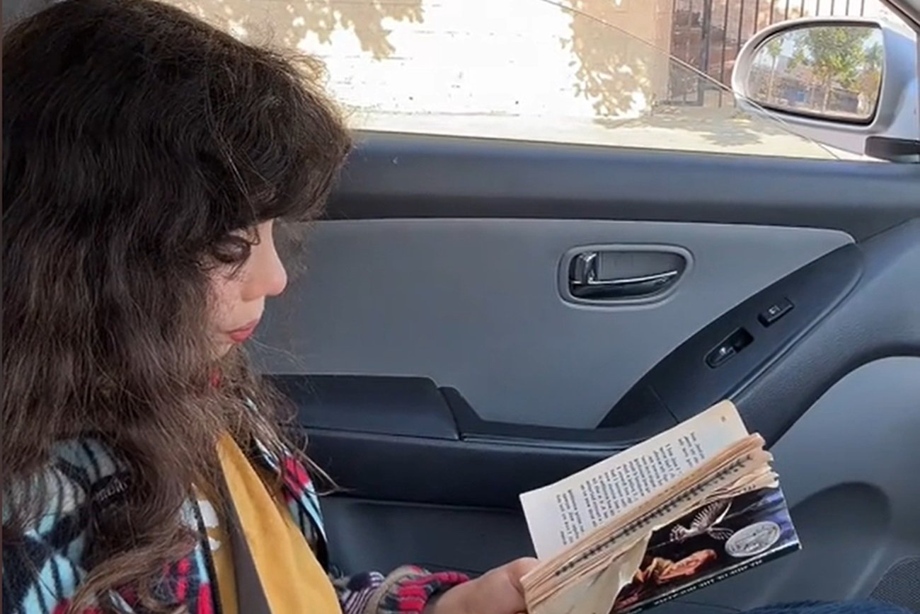 Ludzie zachwyceni zdjęciem dziecka czytającego książkę. Powiem wam, czemu to głupie