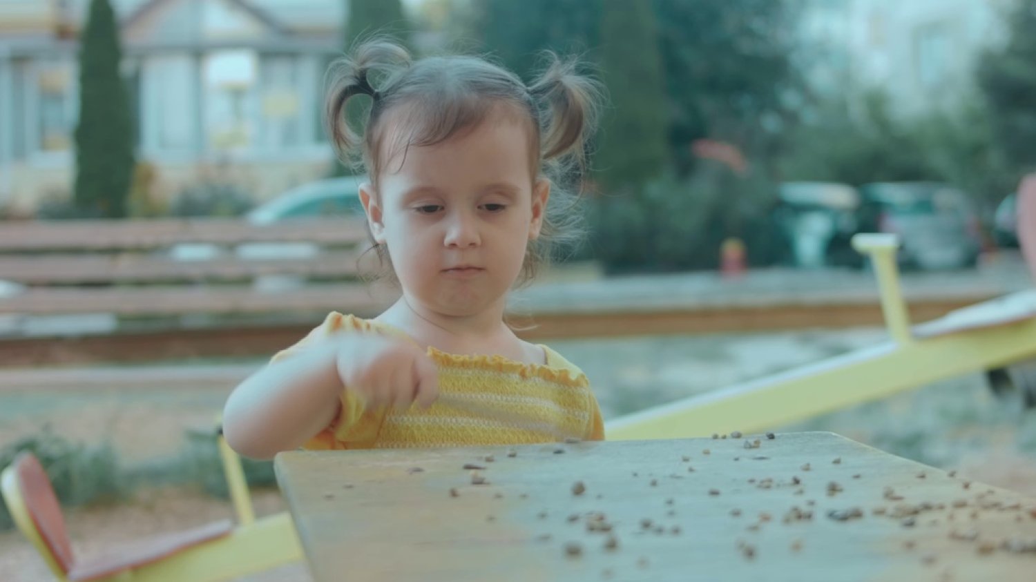 Dziecko nie chce dzielić się zabawkami. Ma do tego prawo. Powinno umieć to komunikować. Na zdjęciu widać dziewczynkę na placu zabaw, w pobliżu piaskownicy.