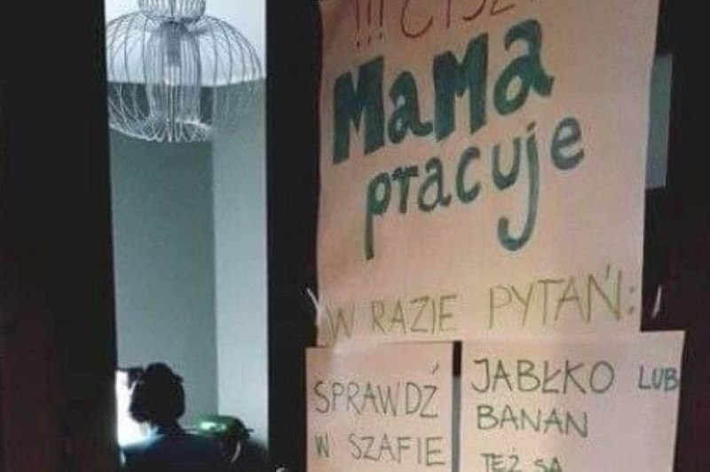 Te kartki przyczepione do drzwi spodobały się internautom