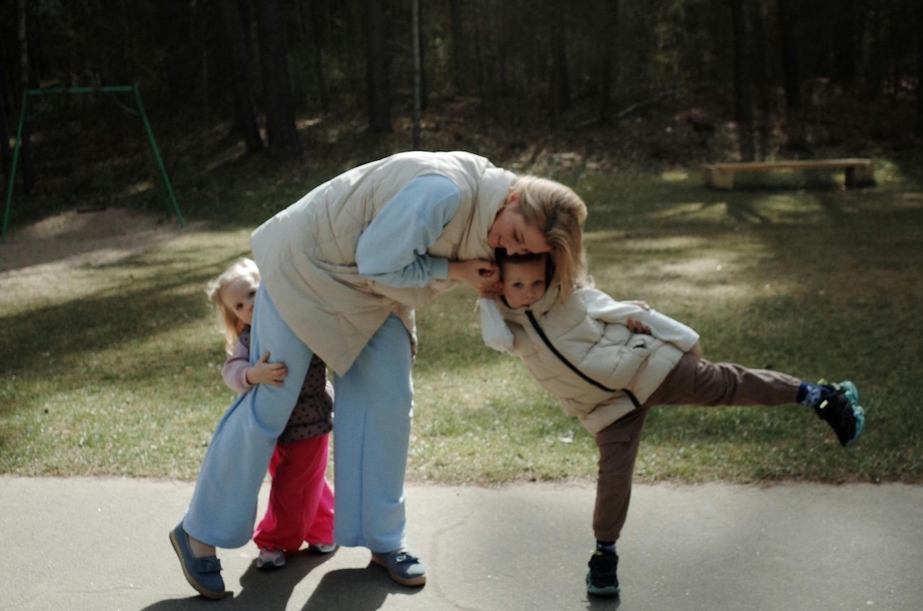 "Kiedy pierworodne obejmuje główną rolę, dziecko drugie szuka swojego miejsca, często różniąc się od starszego rodzeństwa".