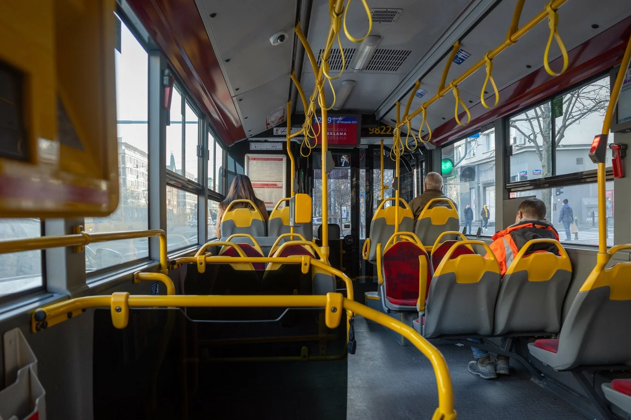 dziecko w autobusie