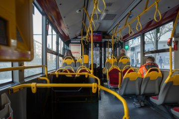 dziecko w autobusie