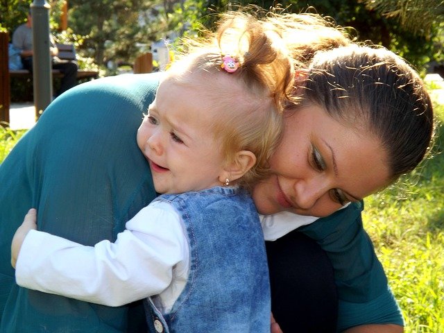 Fot. Pixabay/[url=https://pixabay.com/pl/mama-c%C3%B3rka-mi%C5%82o%C5%9B%C4%87-przytuli%C4%87-940771/]AdinaVoicu[/url] / [url=  http://pixabay.com/pl/service/terms/#download_terms]CC O[/url]