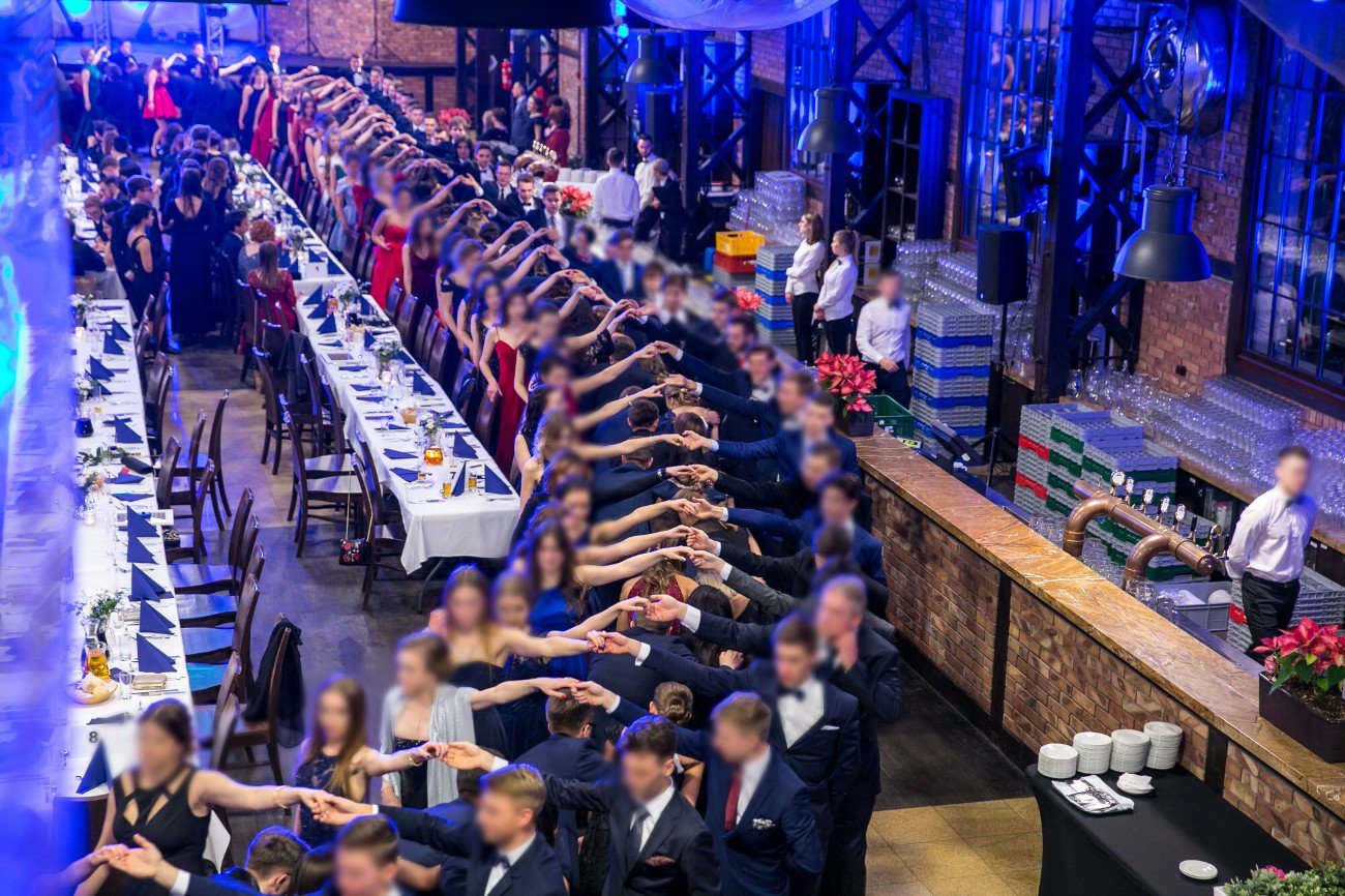 Uczniowie na studniówce tańczą poloneza.