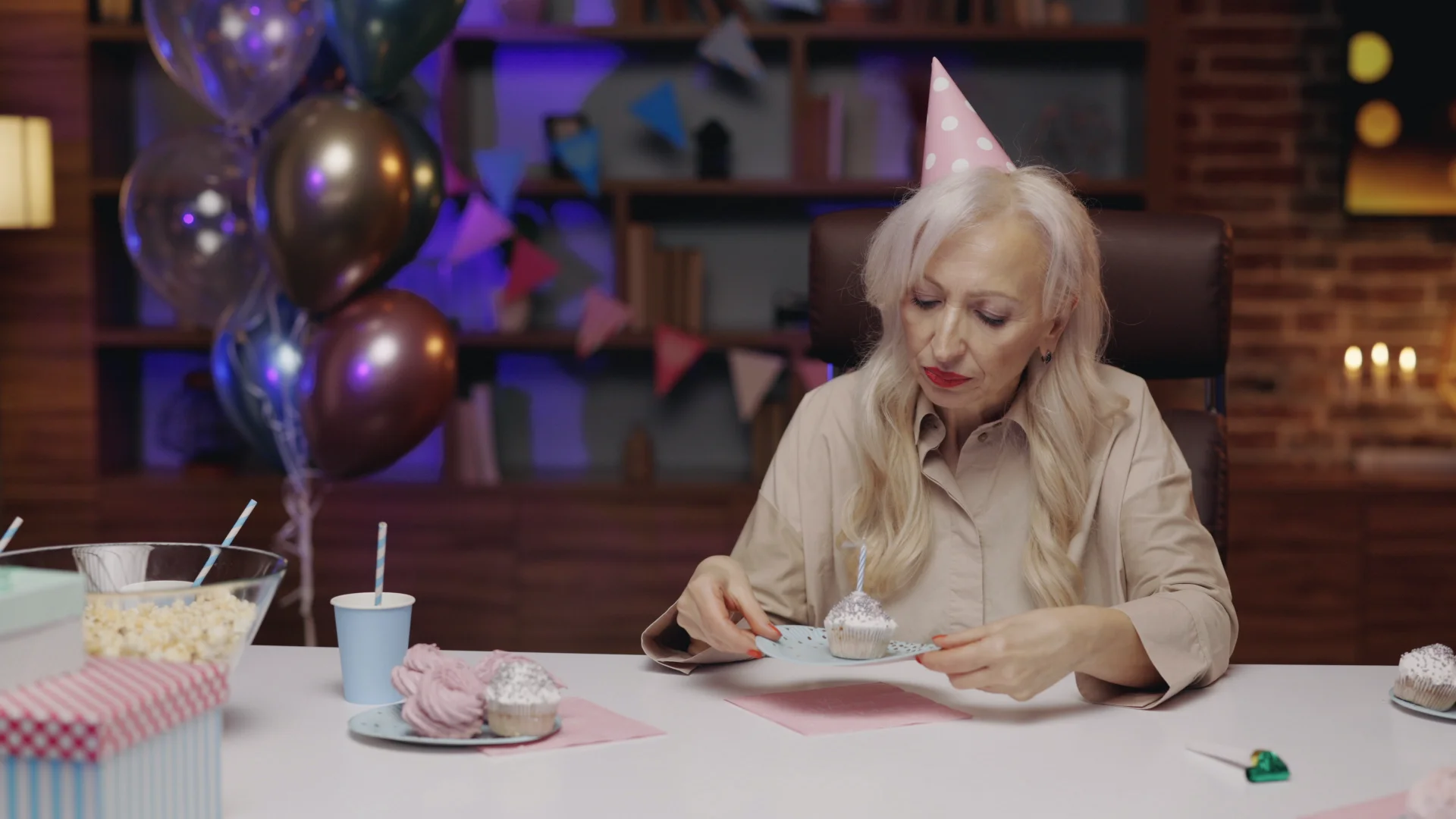 Babcia świętująca pojawienie się wnuka
