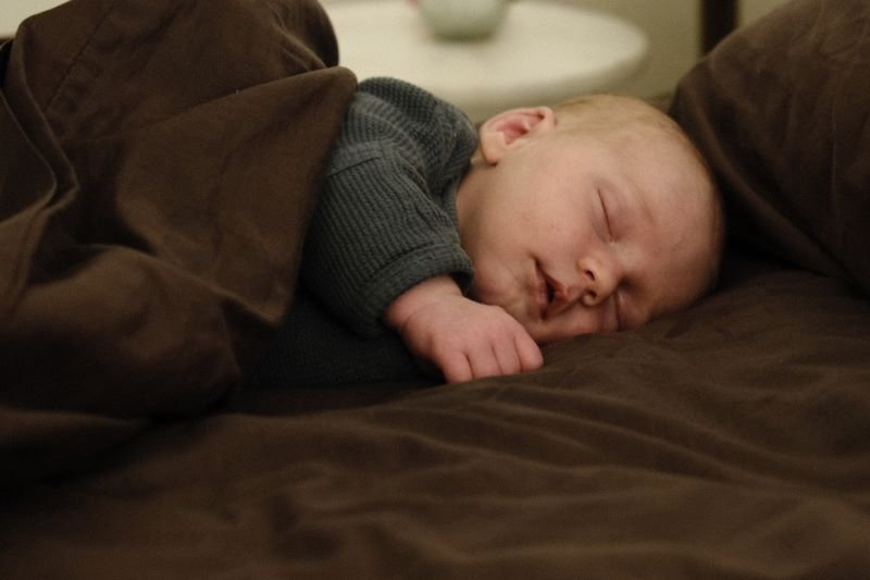 Mąż śpi w drugim pokoju, bo nie wysypia się przez płacz niemowlaka