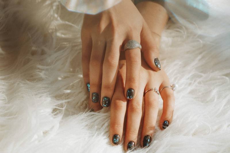 Dłonie z pierścionkami