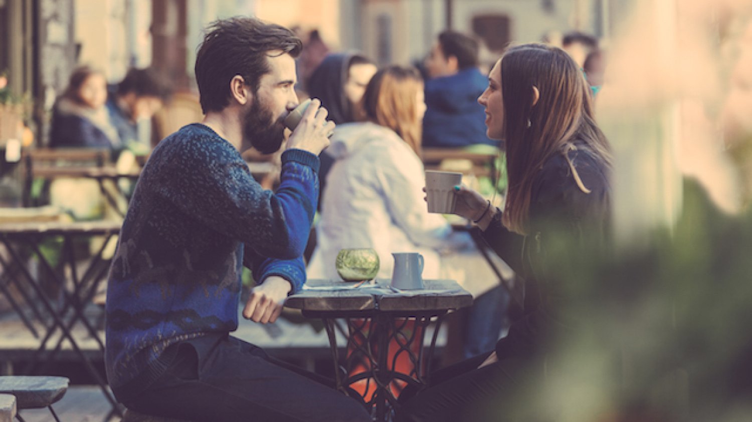 Fot. [url=http://www.shutterstock.com/pic-274687205/stock-photo-hipster-couple-drinking-coffee-in-stockholm-old-town-they-re-sitting-face-to-face-the-man-is.html?src=csl_recent_image-6]William Perugini[/url]/Shutterstock