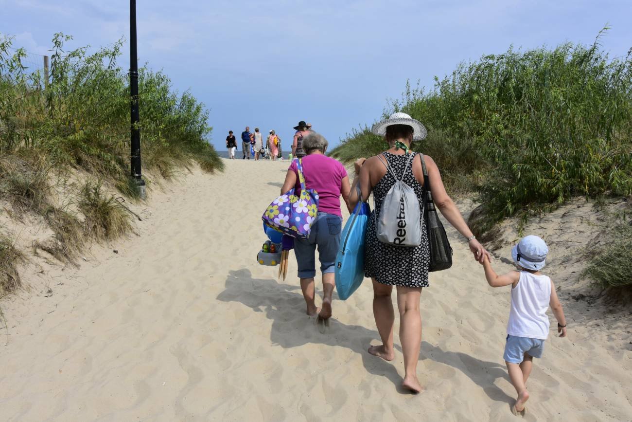 wakacje z dzieckiem, plażowanie, urlop z dzieckiem, z dzieckiem na plaży, plaża z dzieckiem, wielki bagaż