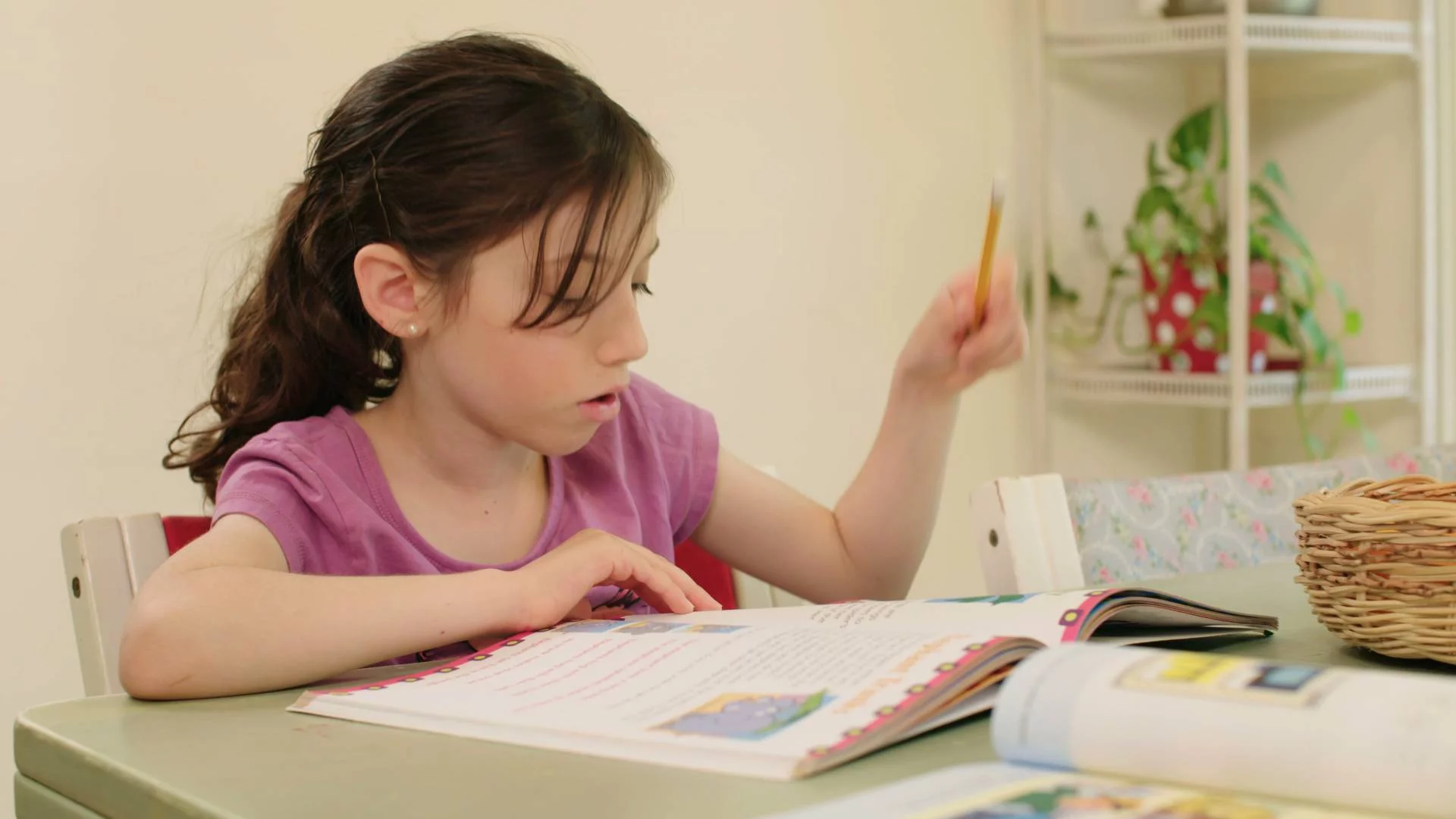 uczennica odrabia pracę domową uczennica odrabia pracę domową
