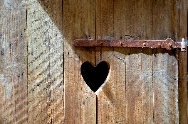 Fot. Pixabay/[url=http://pixabay.com/pl/drzwi-stary-drzwi-drewnianych-serce-516731/]condesign [/url] / [url=http://bit.ly/CC0-PD]CC0 Public Domain[/url]