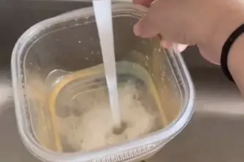 Jak wyczyścić plastikowy pojemnik?