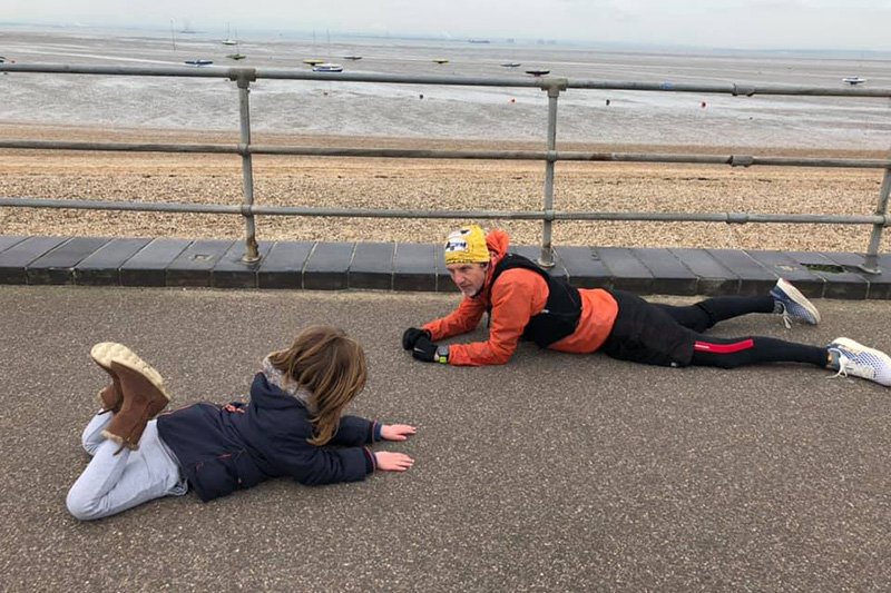 Mężczyzna położył sie na ziemi koło chłopca