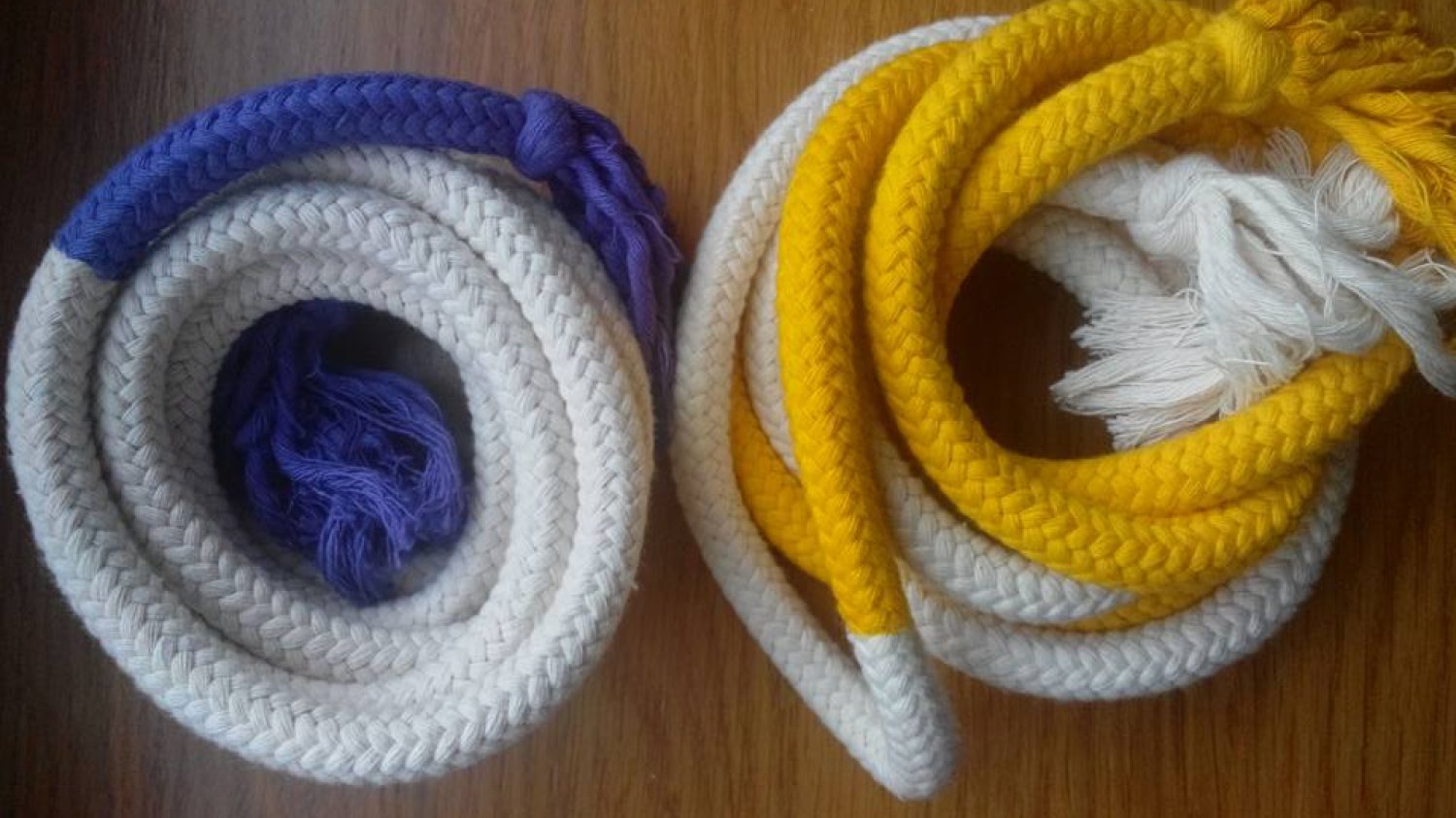 W capoeira kolejne stopnie zaawansowania są oznaczane sznurami.