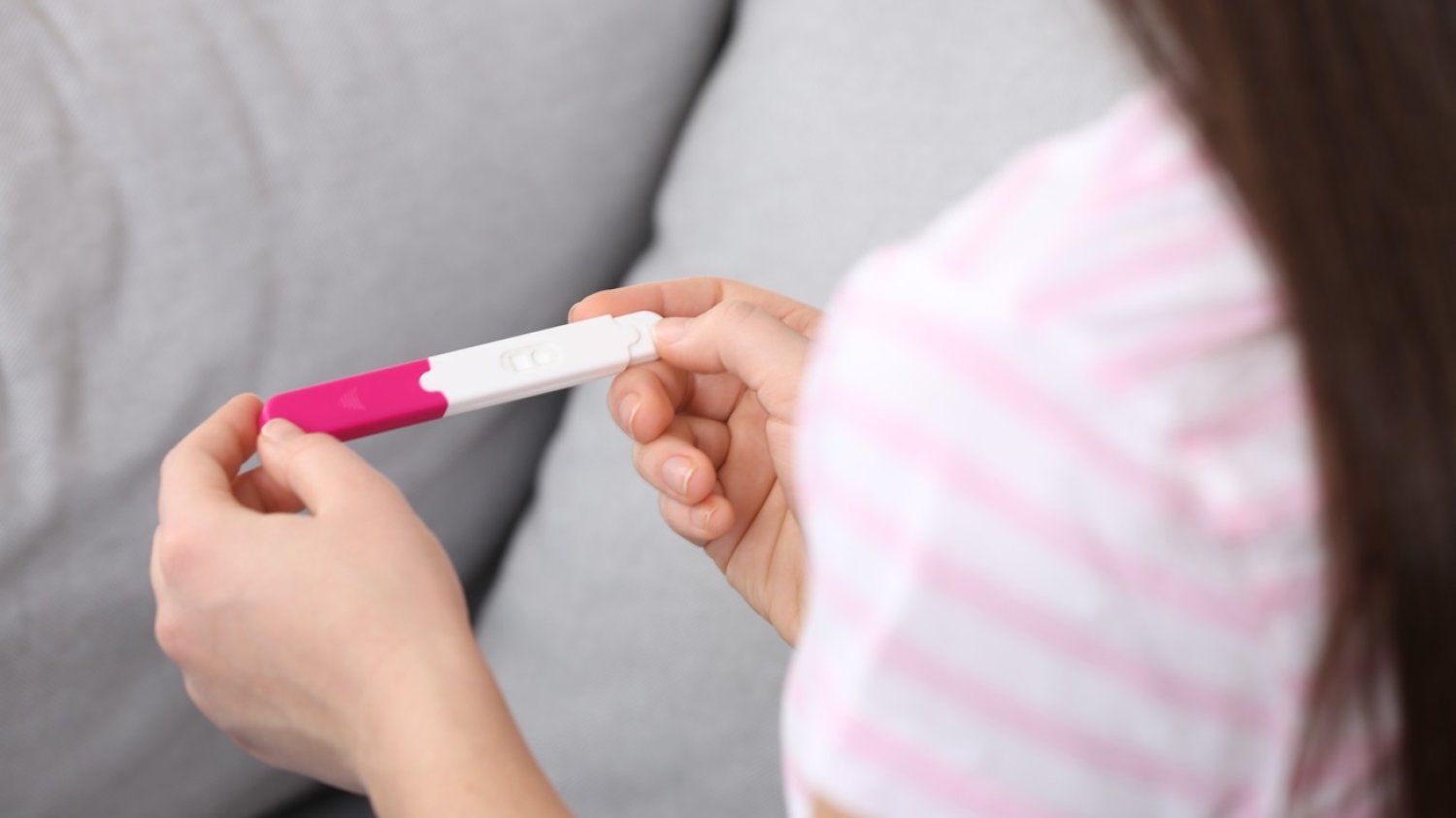 pierwszy miesiąc ciąży: kobieta z testem ciążowym