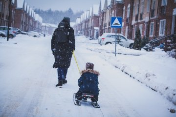 dziecko na sankach