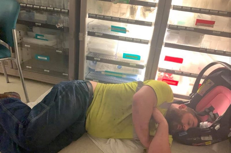 Mężczyzna śpi na szpitalnej podłodze