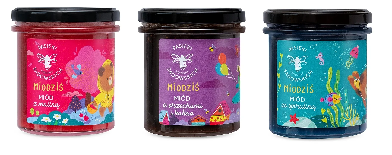 Misie Miodzisie produkcji Pasiek Rodziny Sadowskich to nowa edycja wyjątkowych miodów dla dzieci. W skład serii dedykowanej najmłodszym wchodzą miód z maliną, miód z orzechami laskowymi i kakao oraz niebieski miód ze spiruliną