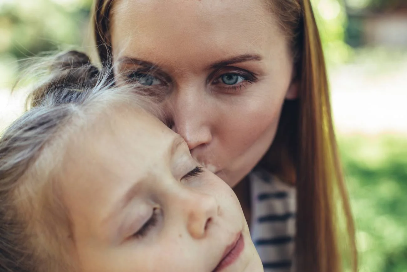 Nadopiekuńcza mama z córką. Nadopiekuńcza mama z córką.