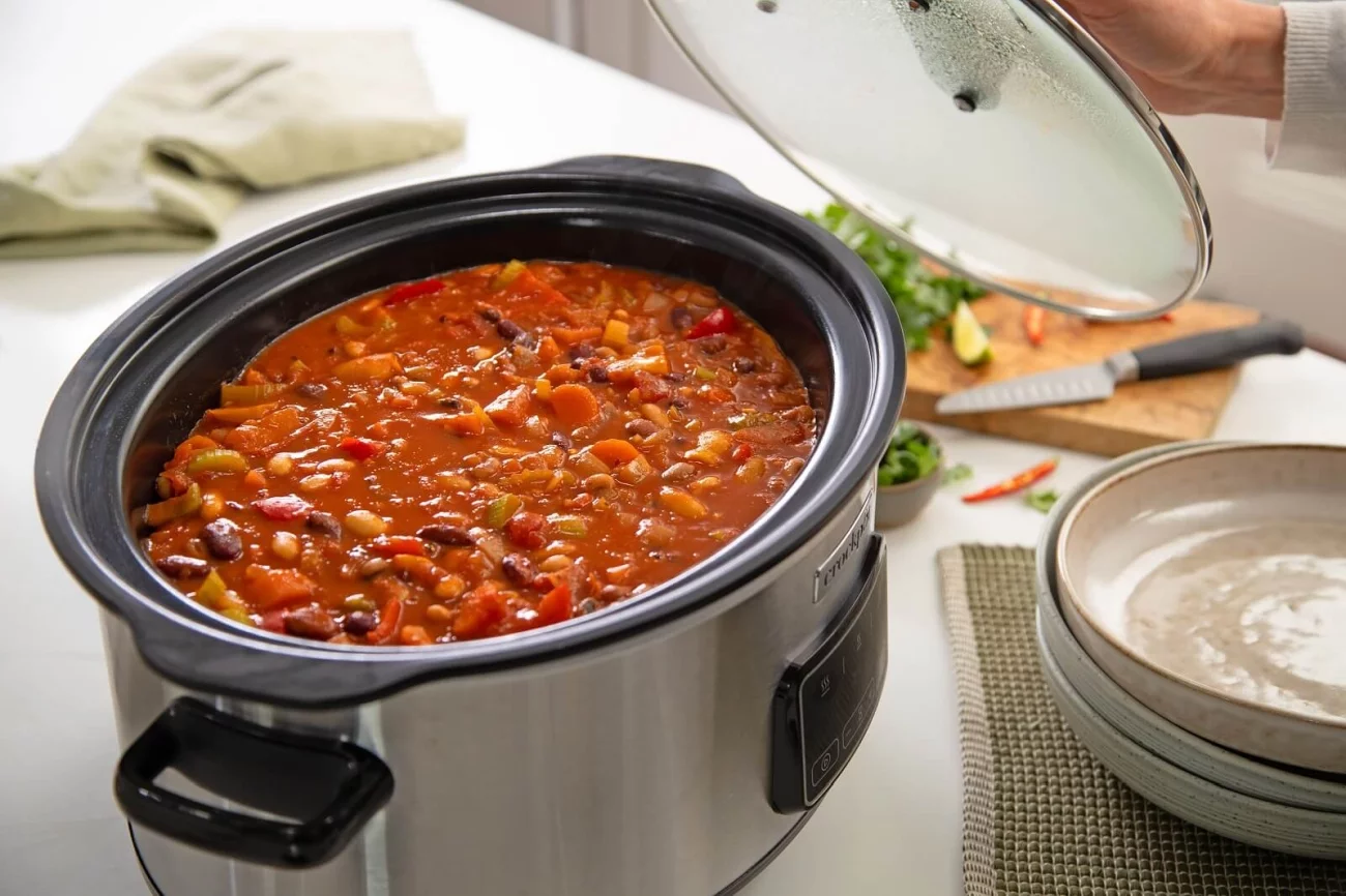 Crock-Pot to nowoczesny wolnowar przeznaczony głównie do gotowania łagodnych zup, gulaszy, mięs i warzyw bez nadzoru ze strony domowników. Urządzenie sprawdzi się latem, ponieważ choć posiada funkcję podtrzymywania ciepła, to nie nagrzewa pomieszczenia.