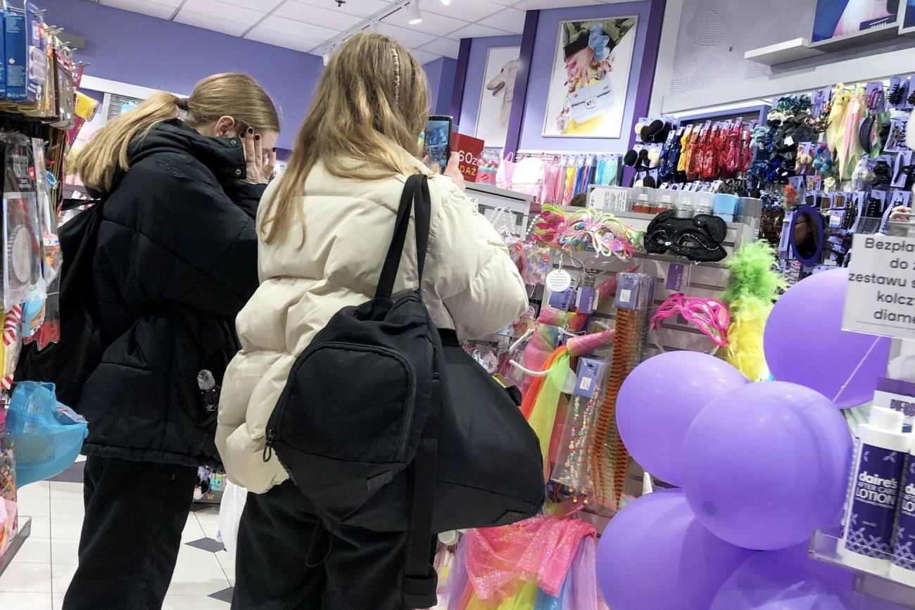 Nastolatki na zakupach w sklepie.