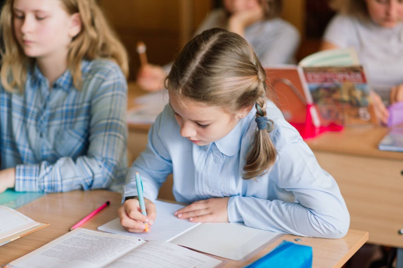 Uczniowie na lekcji piszą w zeszytach.