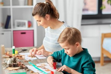 matka robi z dzieckiem zadanie domowe z plastyki