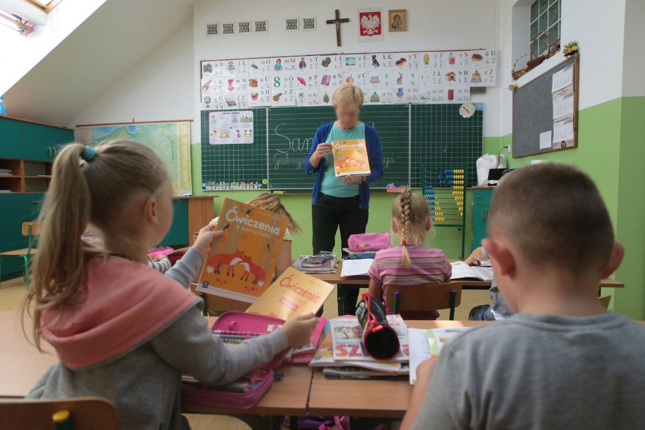 przemoc w szkole, agresja, agresywne dziecko, uczennica pobiła nauczycielkę, agresywna uczennica, pobicie w szkole