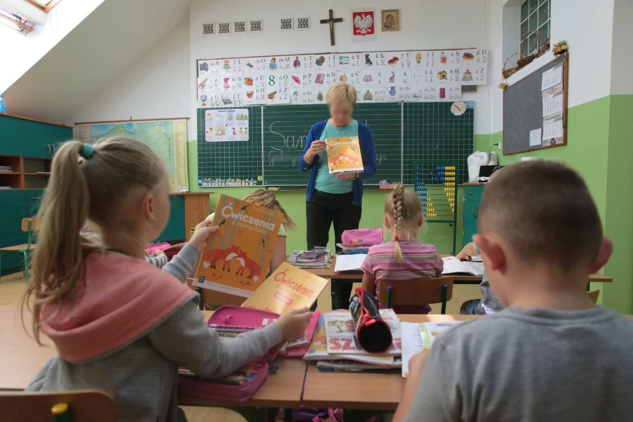 przemoc w szkole, agresja, agresywne dziecko, uczennica pobiła nauczycielkę, agresywna uczennica, pobicie w szkole