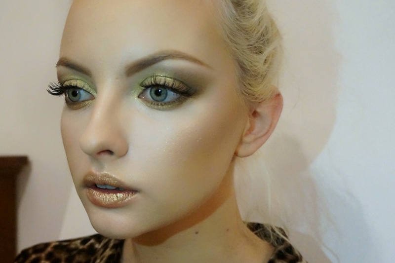 Makijaż inspirowany złotymi pigmentami Pat McGrath Małgorzaty Smelcerz na modelce Ewie Kępys.