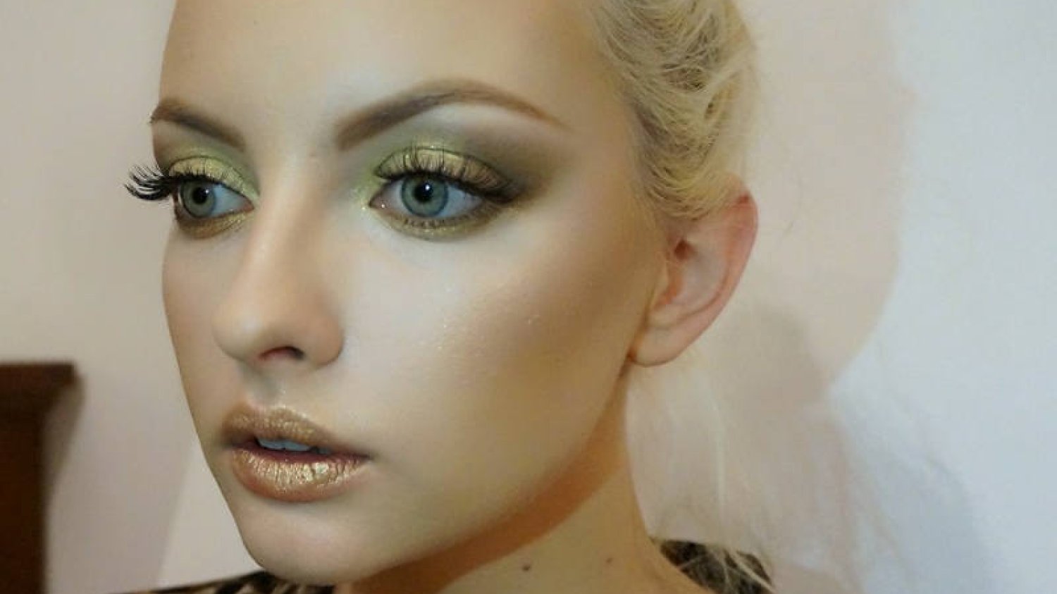 Makijaż inspirowany złotymi pigmentami Pat McGrath Małgorzaty Smelcerz na modelce Ewie Kępys.
