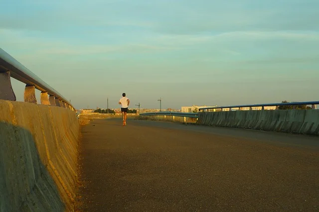 Fot. Pixabay/ [url=http://pixabay.com/pl/korytarz-sportowiec-most-bramy-143007/]Paco[/url] / [url= http://pixabay.com/pl/service/terms/#download_terms]CC O[/url] Maraton daje czas na rozmyślania, kiedy nie myśli się o tym, że się biegnie