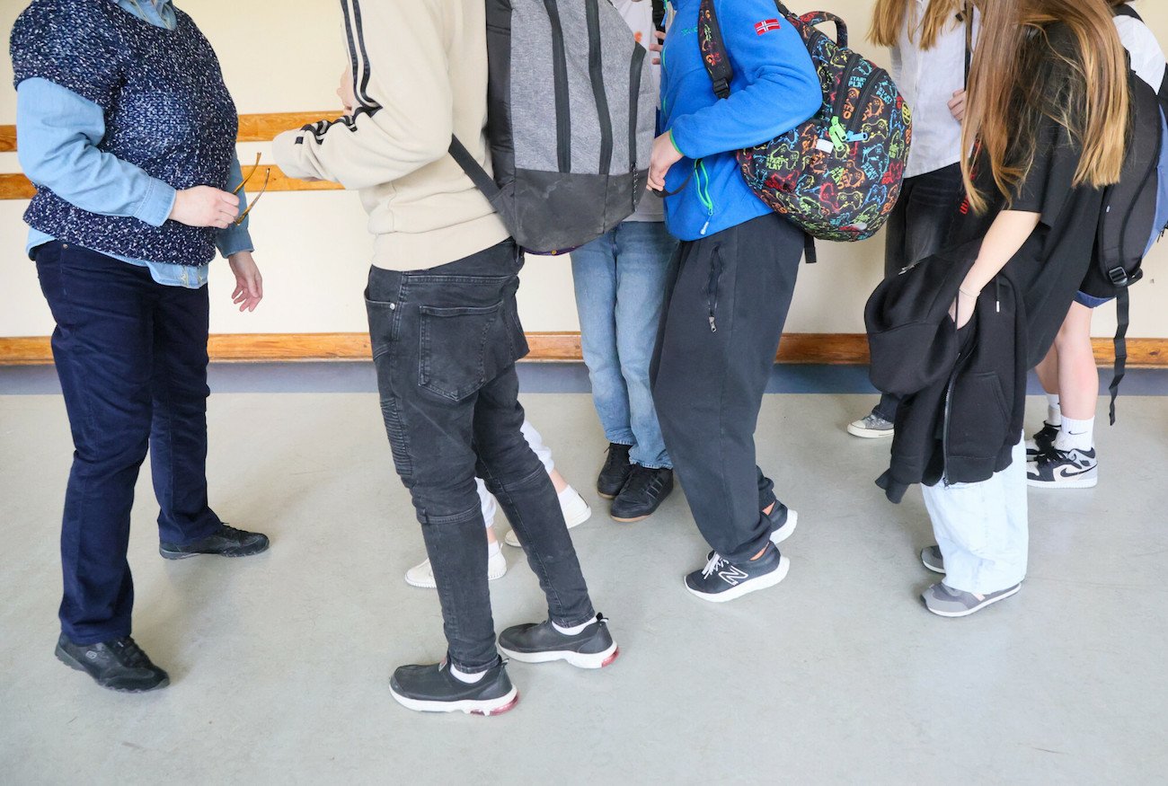 dzieci na korytarzu szkolnym dzieci na korytarzu szkolnym