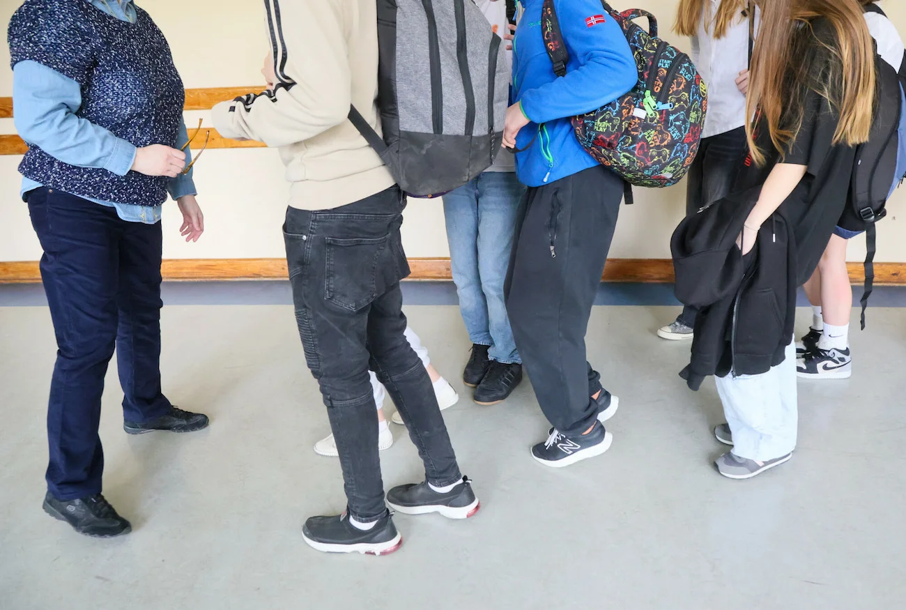 dzieci na korytarzu szkolnym dzieci na korytarzu szkolnym