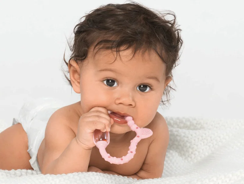Biofunkcjonalny gryzak CURAPROX Baby wspomaga rozwój sensomotoryczny, a także łagodzi ból ząbkowania u malucha