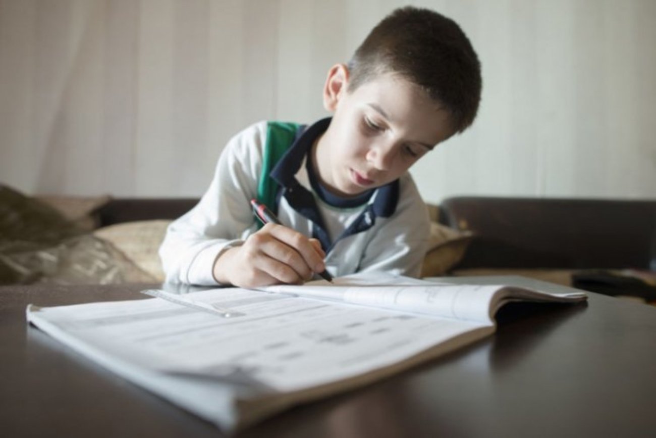 Uczeń odrabia lekcje