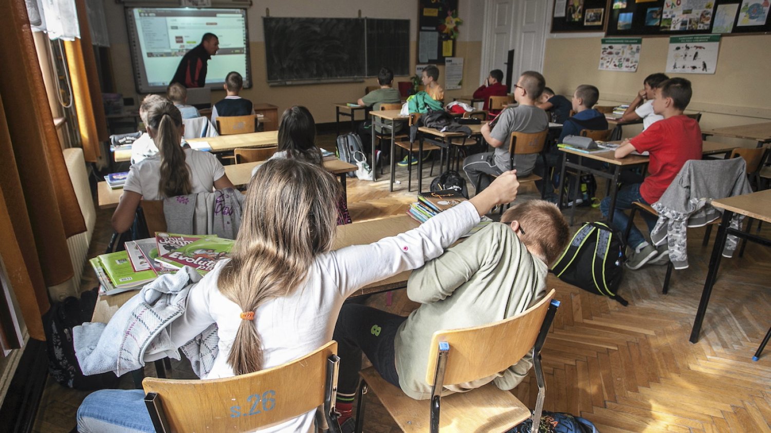 uczniowie biją się podczas lekcji