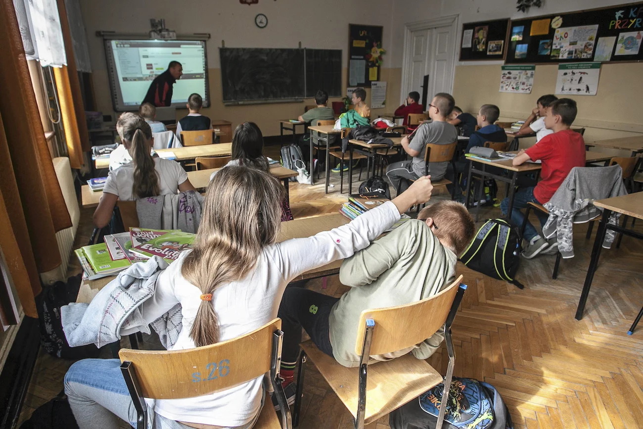 uczniowie biją się podczas lekcji