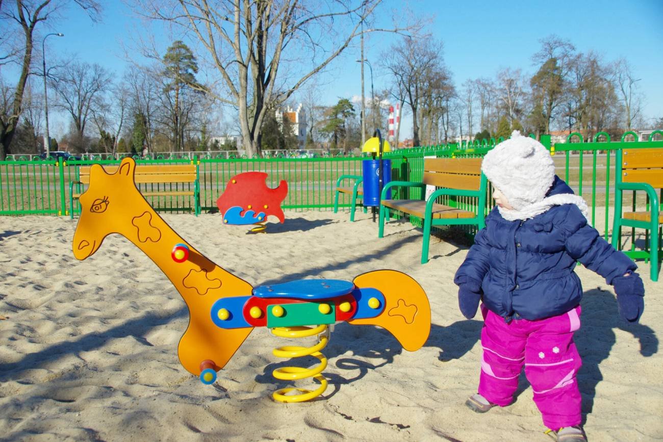 wiosna, ciepła pogoda, zimowe ubrania, czapeczka dla dziecka, kult czapeczki, a gdzie czapeczka, wiosenny spacer