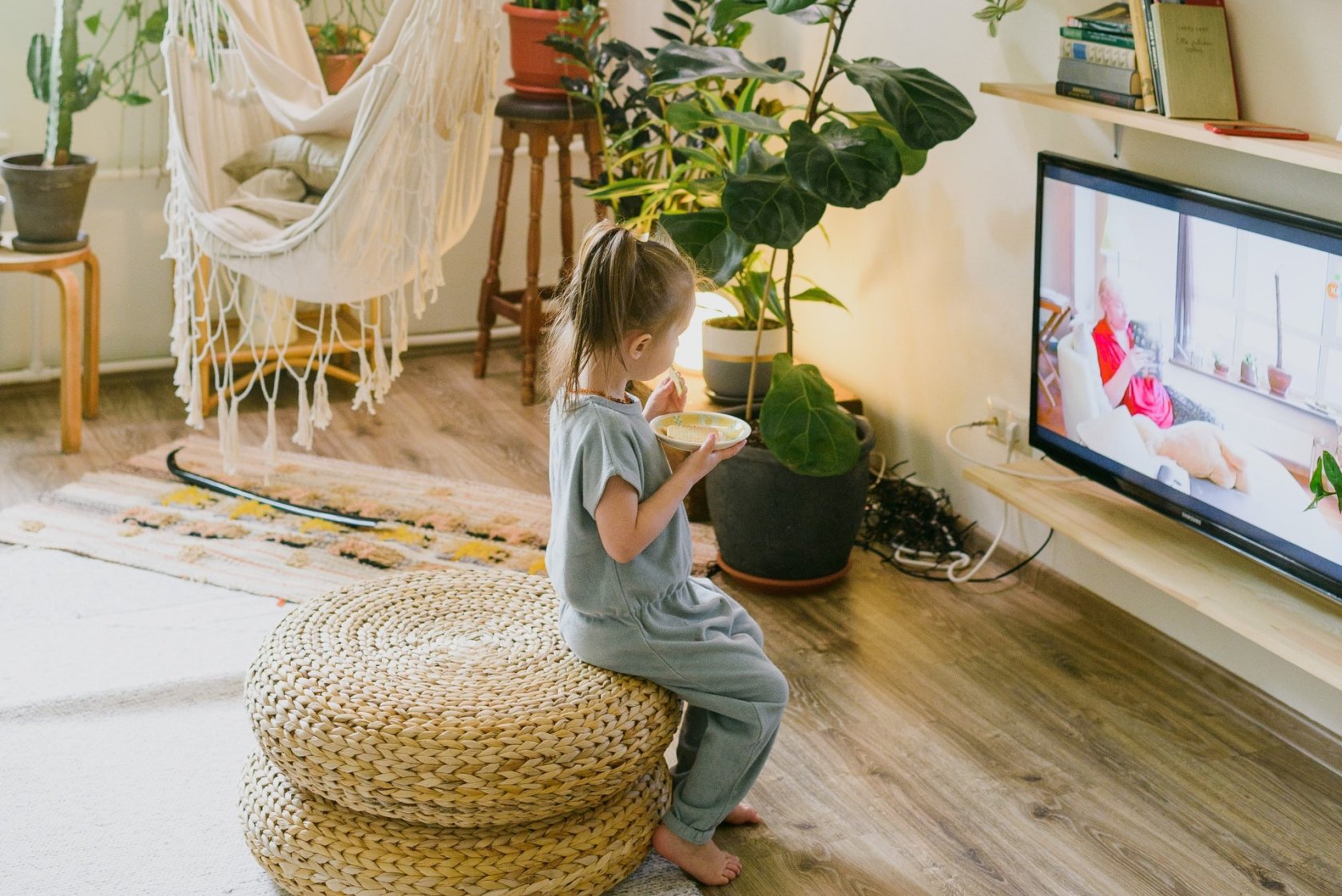 Dzieci przez pandemię oglądają więcej telewizji, jaki telewizor dla dziecka, włączenie dziecku bajki to zawsze pójście na łatwiznę.