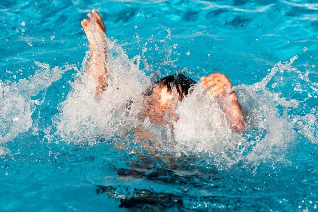 Wyjście na basen to świetna zabawa dla całej rodziny, ale przede wszystkim musi być bezpieczna.