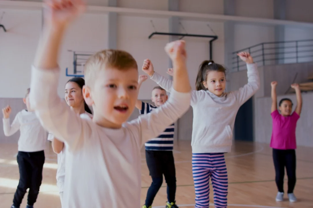 Edukacja zdrowotna. Fizjoterapeuta: "Nie wpuszczajcie polityków do głów" Dzieci ćwiczą na lekcjach WF