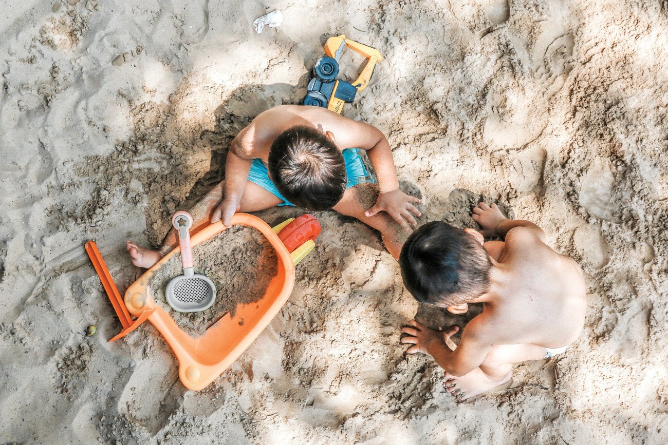 GIS wydał ostrzeżenie przed chorobą, którą mogą zakazić się dzieci na plaży i w piaskownicy