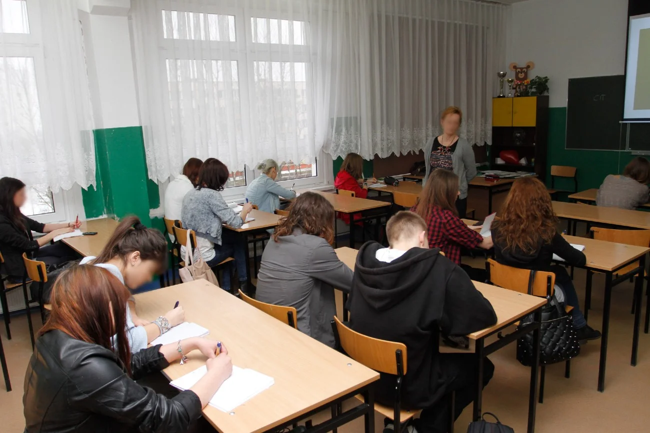 nauczycielka prowadzi lekcję w klasie