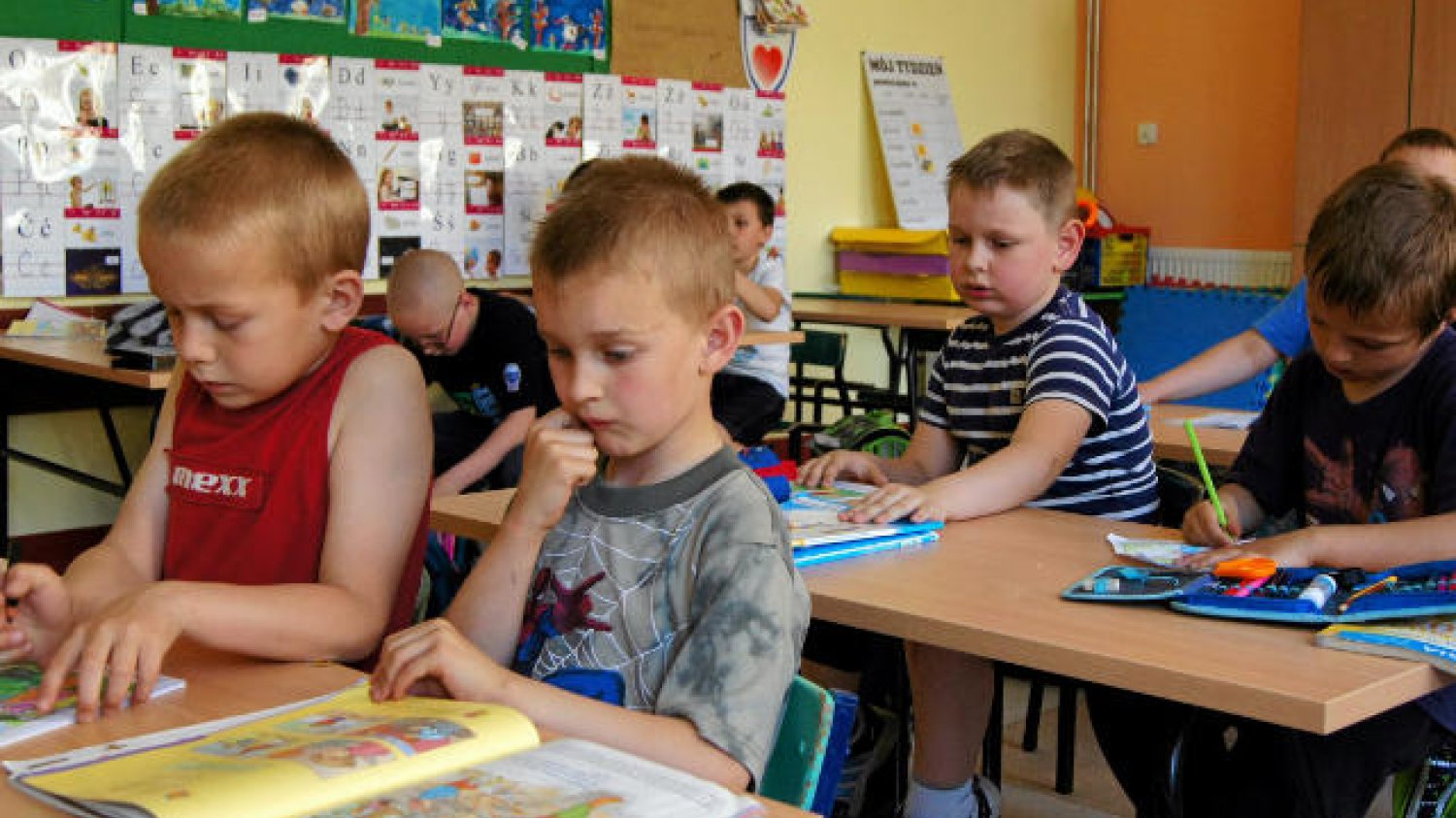 Teoretycznie dzieciom nie powinno się stawiać tradycyjnych stopni. Ale na sporządzanie ocen opisowych nauczyciele nie mają ani czasu ani chęci.